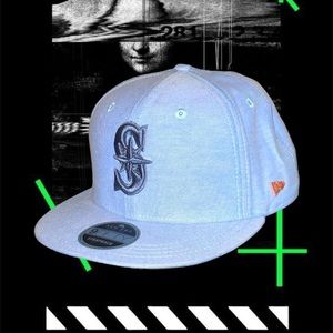 New Era Men’s Seattle Mariners 2022 Black Label 9FIFTY Strapback Hat (Fade Blue)